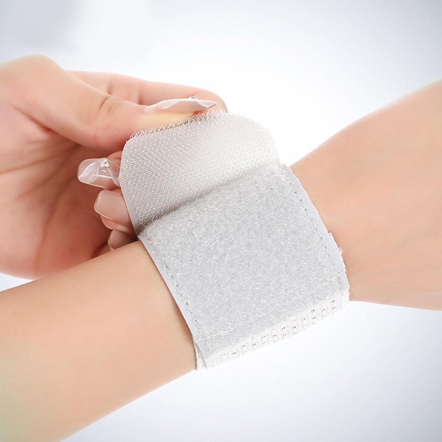 Curvear Wrist Support Brace - Wrist Brace Breathable Wrist Guards Sports Wrist Brace for Men and Women, Sports Wrist Brace for Carpal Tunnel, Portable Wrist Protector 1 Pair